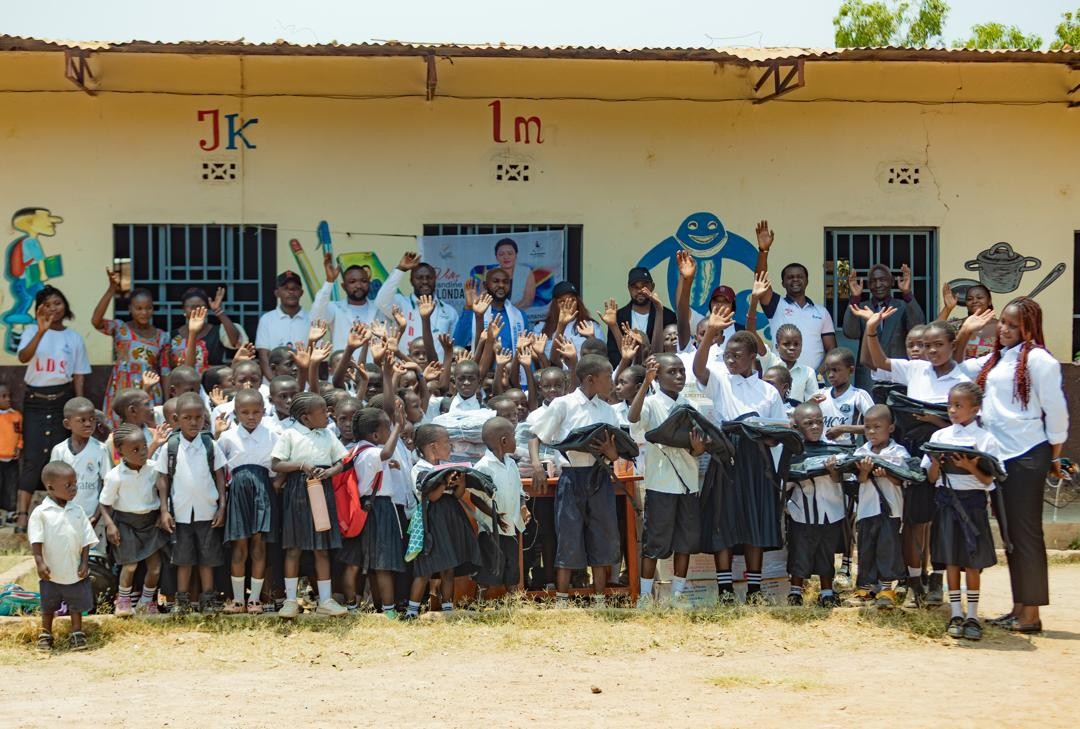Distribution de kits scolaires