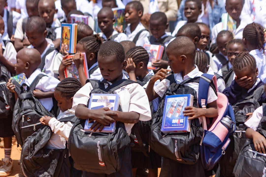 Enfants avec kits scolaires LDS
